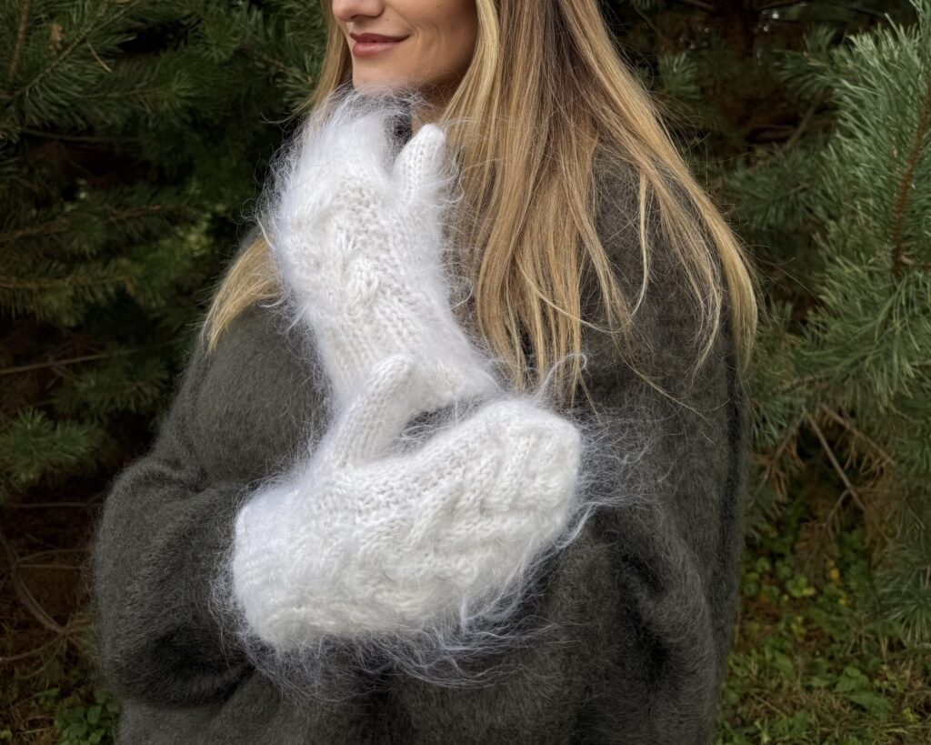Women’s white angora wool mittens “PYNĖ” – WoolLando